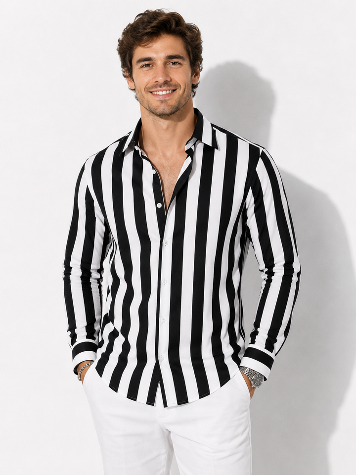 Modernes gestreiftes Herren Langarmhemd mit Button-Down-Kragen. Bequemes, vielseitiges Oberteil für Freizeitmode.