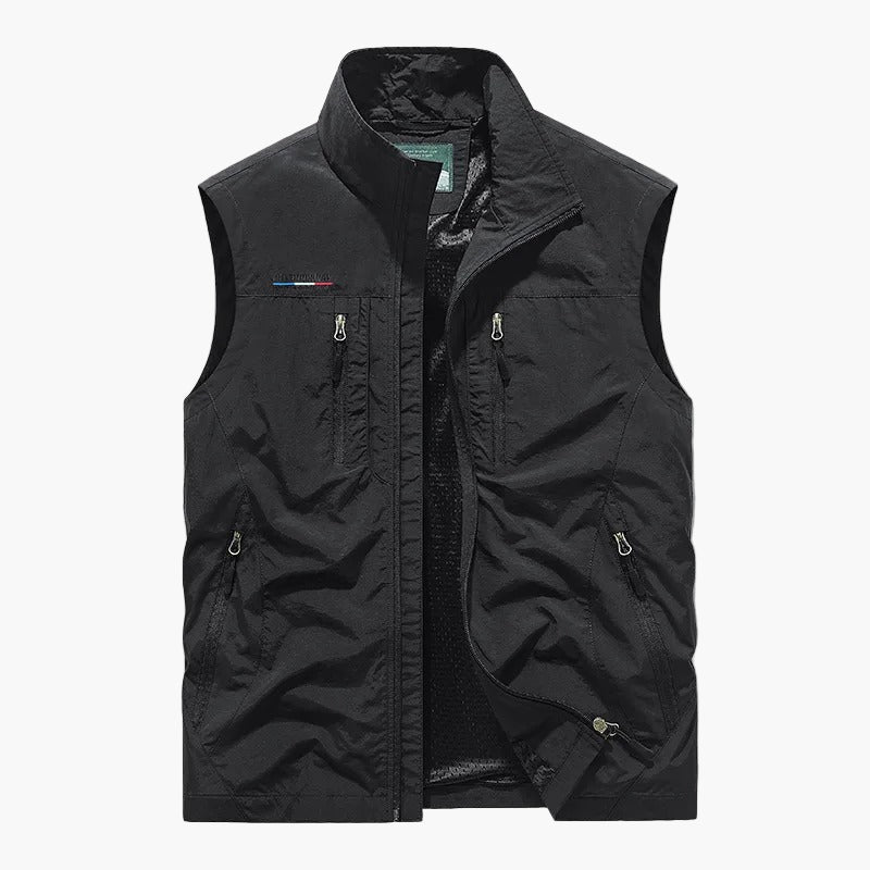 Stylische graue Herren-Freizeitweste, sportlich mit praktischen Reißverschlusstaschen für Outdoor-Aktivitäten.