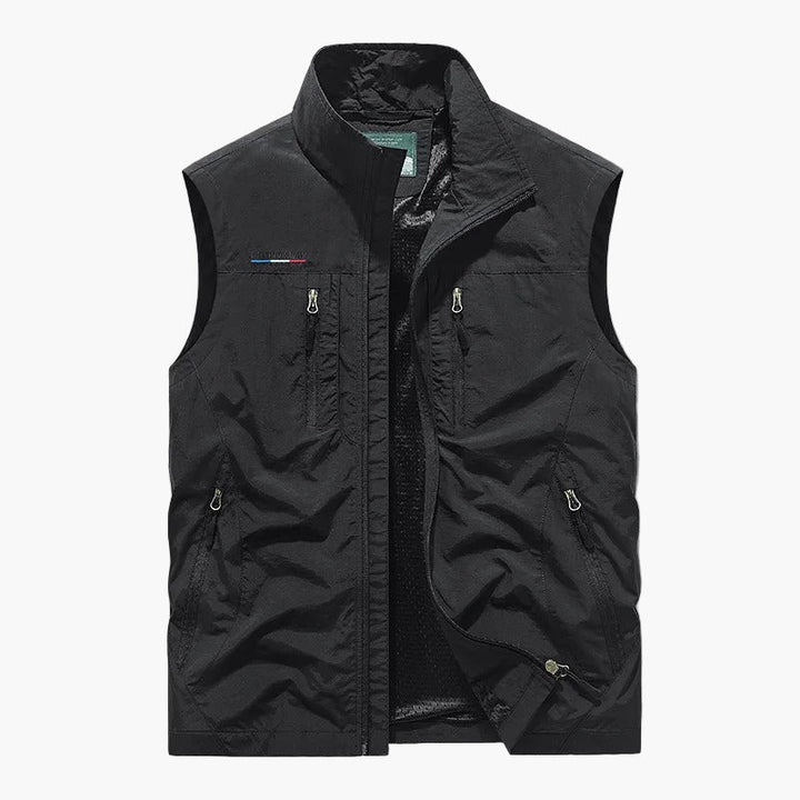 Stylische graue Herren-Freizeitweste, sportlich mit praktischen Reißverschlusstaschen für Outdoor-Aktivitäten.