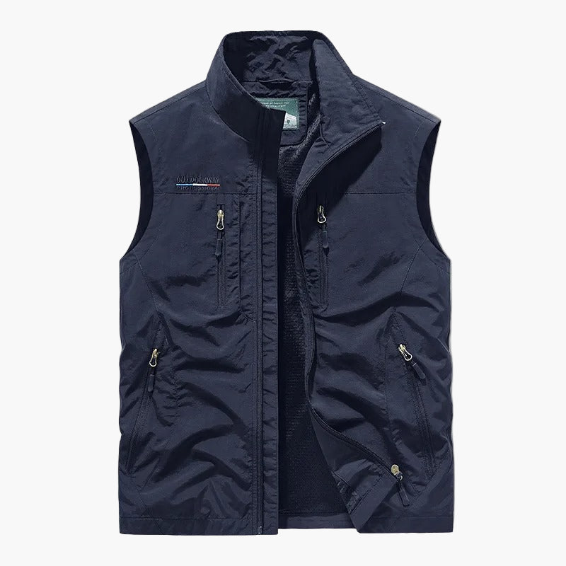 Robuste Khaki Herren-Reiseweste, ideal für Outdoor mit sicheren Reißverschlusstaschen und winddichtem Material.