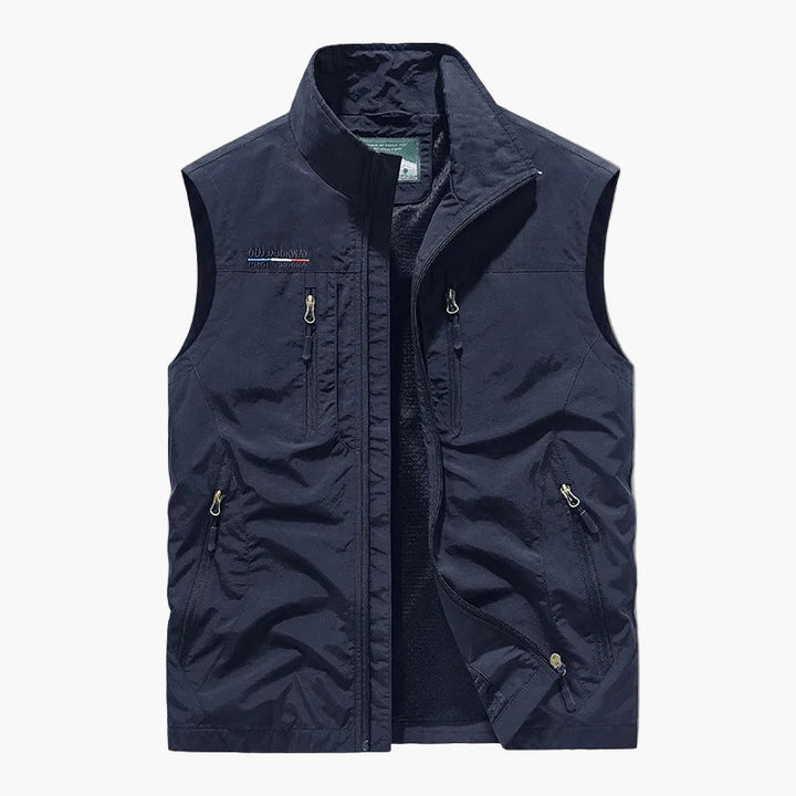 Robuste Khaki Herren-Reiseweste, ideal für Outdoor mit sicheren Reißverschlusstaschen und winddichtem Material.