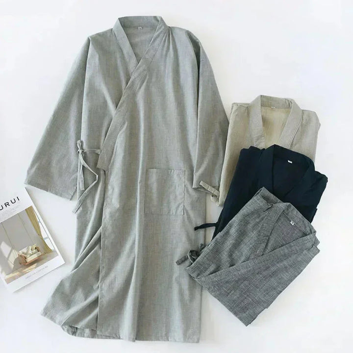 Gemütlicher Herren Morgenmantel Blake im Kimono-Stil, ideal als Loungewear für zu Hause.