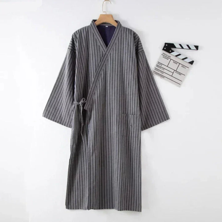 Sanfter Herren Bademantel Blake, leichter Kimono-Stil, perfekt für Entspannung und Komfort.