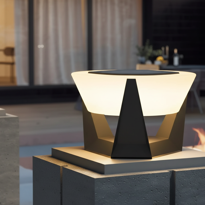 HikariBeam Solar-Wegeleuchte im japanischen Stil, beleuchtet stimmungsvoll einen Gartenweg am Abend.