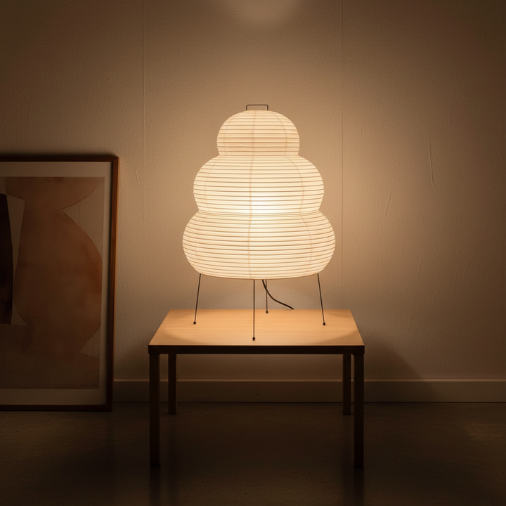 Japanische Papier Tischlampe ShinoriLight für sanftes Stimmungslicht im Wohnzimmer oder Schlafzimmer.