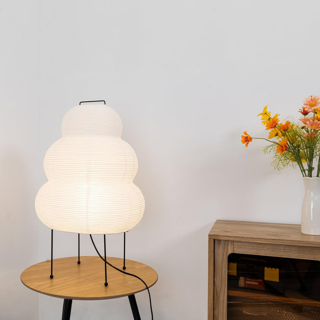 Japanische Designlampe aus Papier, vielseitig als Tischlampe nutzbar, schafft minimalistisches Stimmungslicht.