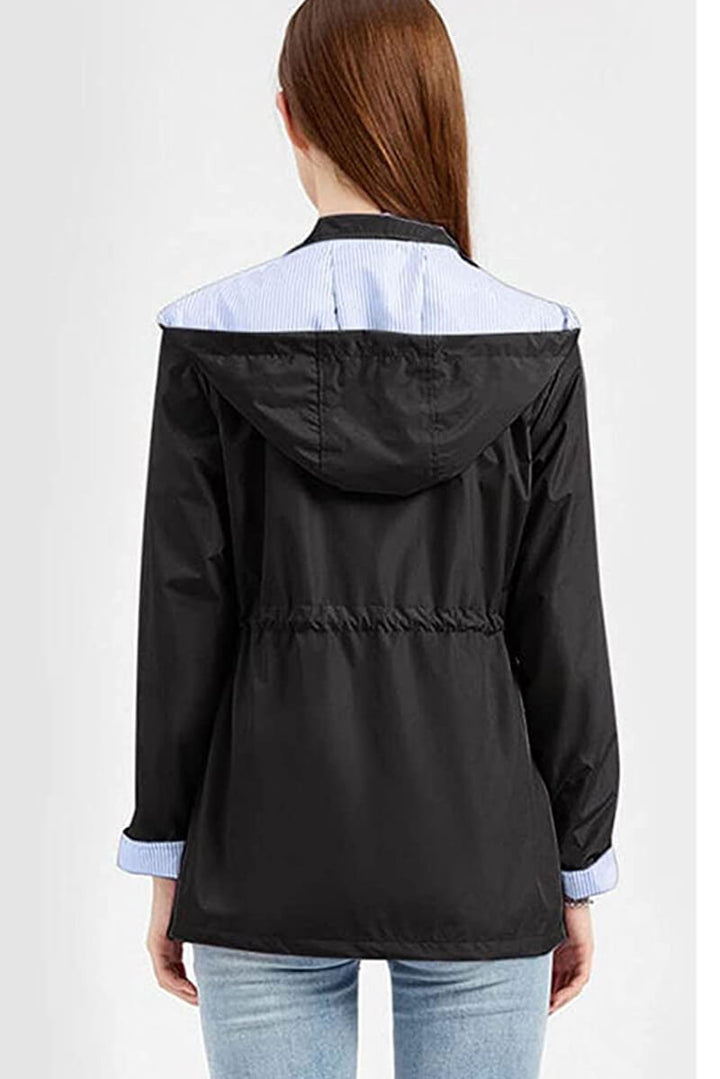 Bequeme Damen Regenjacke mit Kordelzug an Kapuze, ideal als Freizeit- & Allwetterjacke.