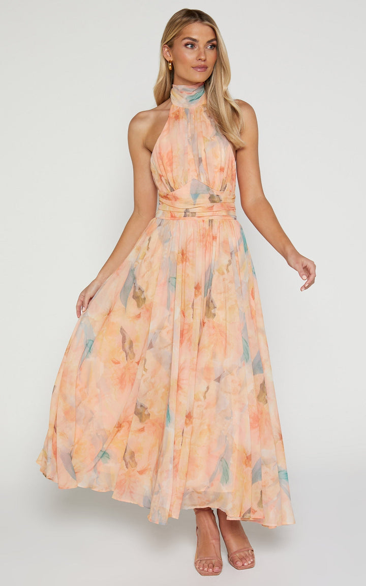 Gemustertes Damen Sommer Maxikleid in Pfirsichtönen, mit elegantem Neckholder und rückenfreiem Schnitt; perfektes Strand- & Urlaubskleid.