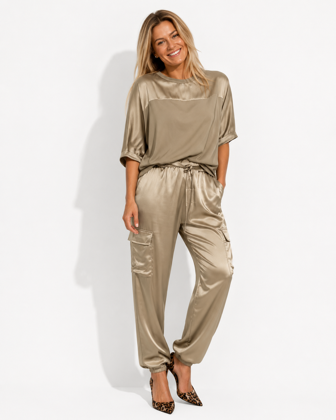 Eleganter Damen Zweiteiler mit Halbarm. Sommerlicher Hosenanzug für festliche Anlässe & Freizeit, auch in großen Größen.