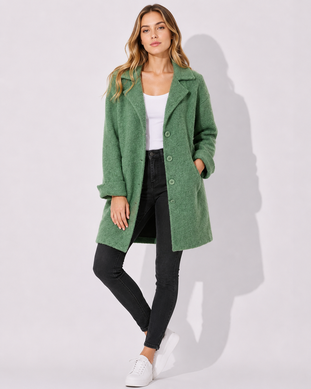 Zeitloser schwarzer Damen-Übergangsmantel mit Reverskragen. Langer, lässiger Schnitt für Frühling & Herbst Mode.