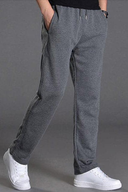 Bequeme Herren Freizeithose mit entspanntem Relaxed Fit, ideal für Sport und entspannte Stunden zu Hause.