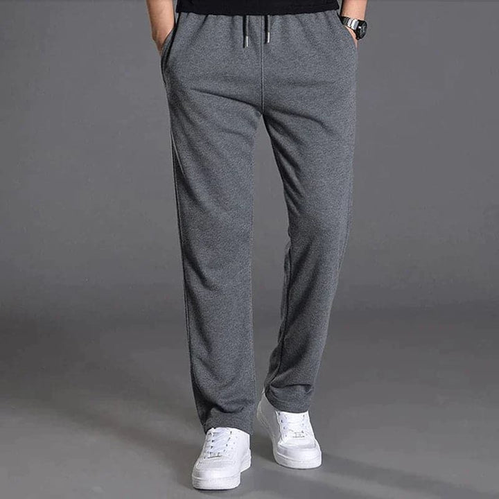 Herren Jogginghose mit elastischem Bund und praktischen Taschen, ideal für Freizeit und Sportbekleidung.