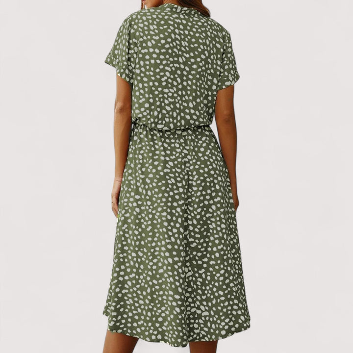 Luftiges Damen Sommerkleid, gemustert, ideal für Strand oder Stadt.