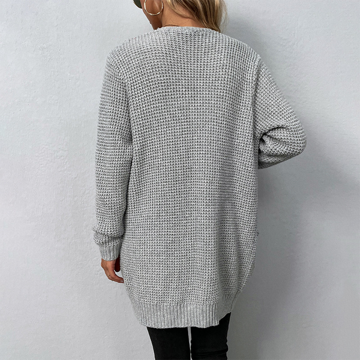 Stilvolle Damen-Strickjacke Maelis mit Taschen, bietet Wärme und Komfort im Herbst und Winter.