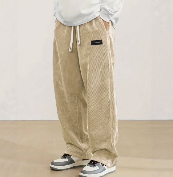Modische Herrenhose mit weitem Bein für optimalen Tragekomfort; ideal als Freizeithose mit elastischem Bund.