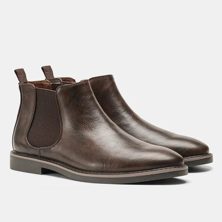 Seitliche Ansicht der klassischen Herren Chelsea Boots Adrian mit schlanker Silhouette und praktischer Zuglasche.