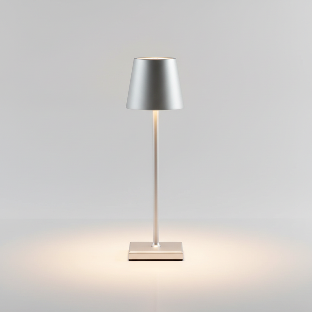 Moderne skandinavische Design-Tischlampe aus Aluminium mit warmweißer LED, kabellos & dimmbar.