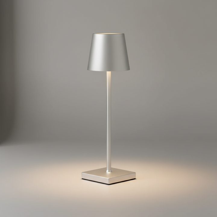 Elegante Luminest Designlampe, kabellos, aus gebürstetem Aluminium, dimmbare warmweiße LED Tischlampe.