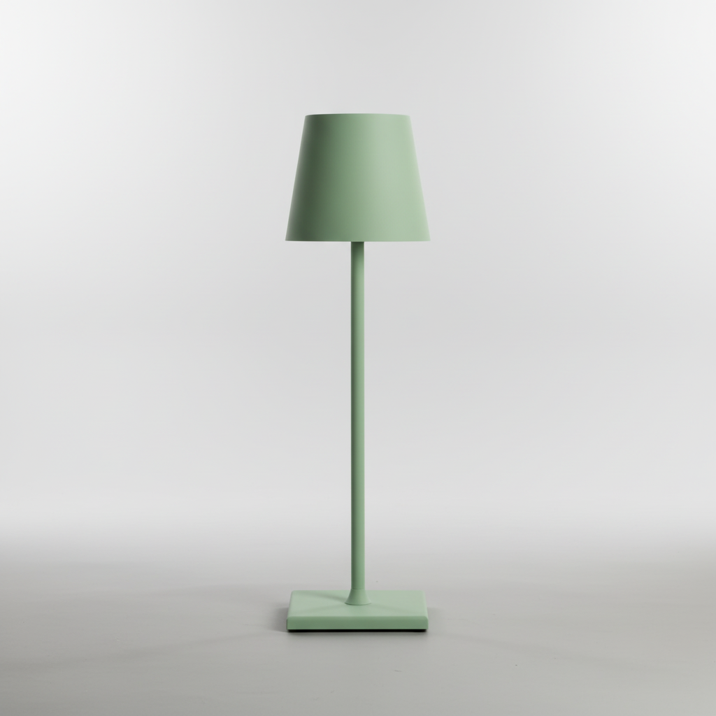 Akkubetriebene Aluminium Tischlampe, kabellos & dimmbar. Ideal als stilvolle LED-Beleuchtung im Freien.