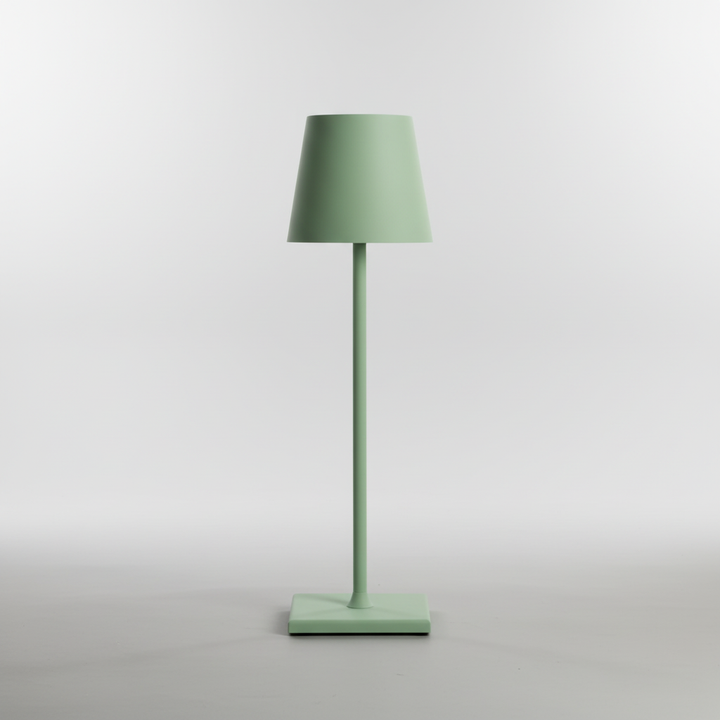Akkubetriebene Aluminium Tischlampe, kabellos & dimmbar. Ideal als stilvolle LED-Beleuchtung im Freien.