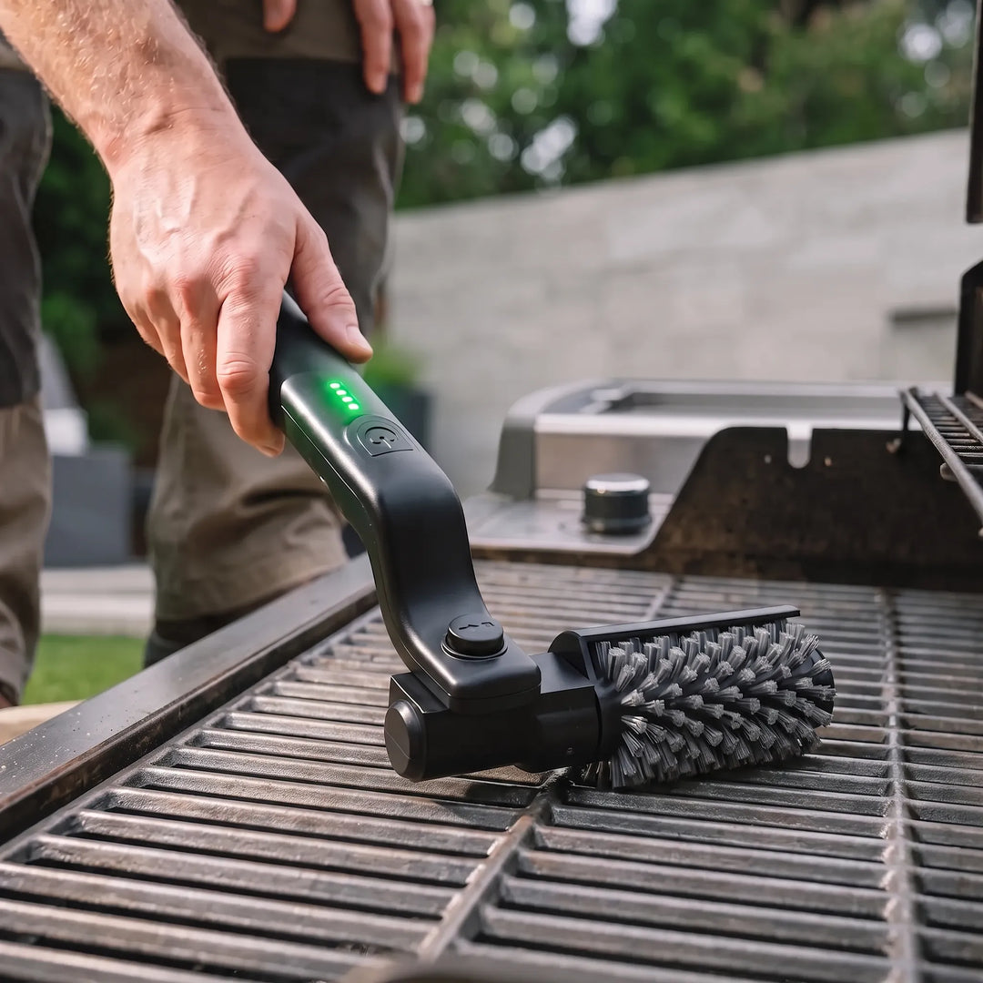 Kabellose elektrische Grillbürste mit Akku, ideal für mühelose und effiziente Grillreinigung.