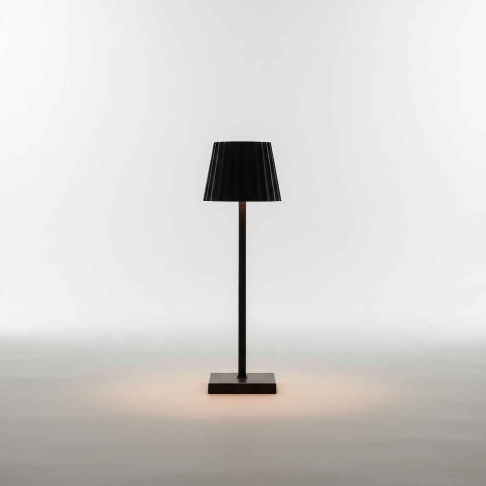 Skandinavische dimmbare LED Tischlampe LumaScandi. Dekorative Beleuchtung für gemütliches Ambiente drinnen & draußen.