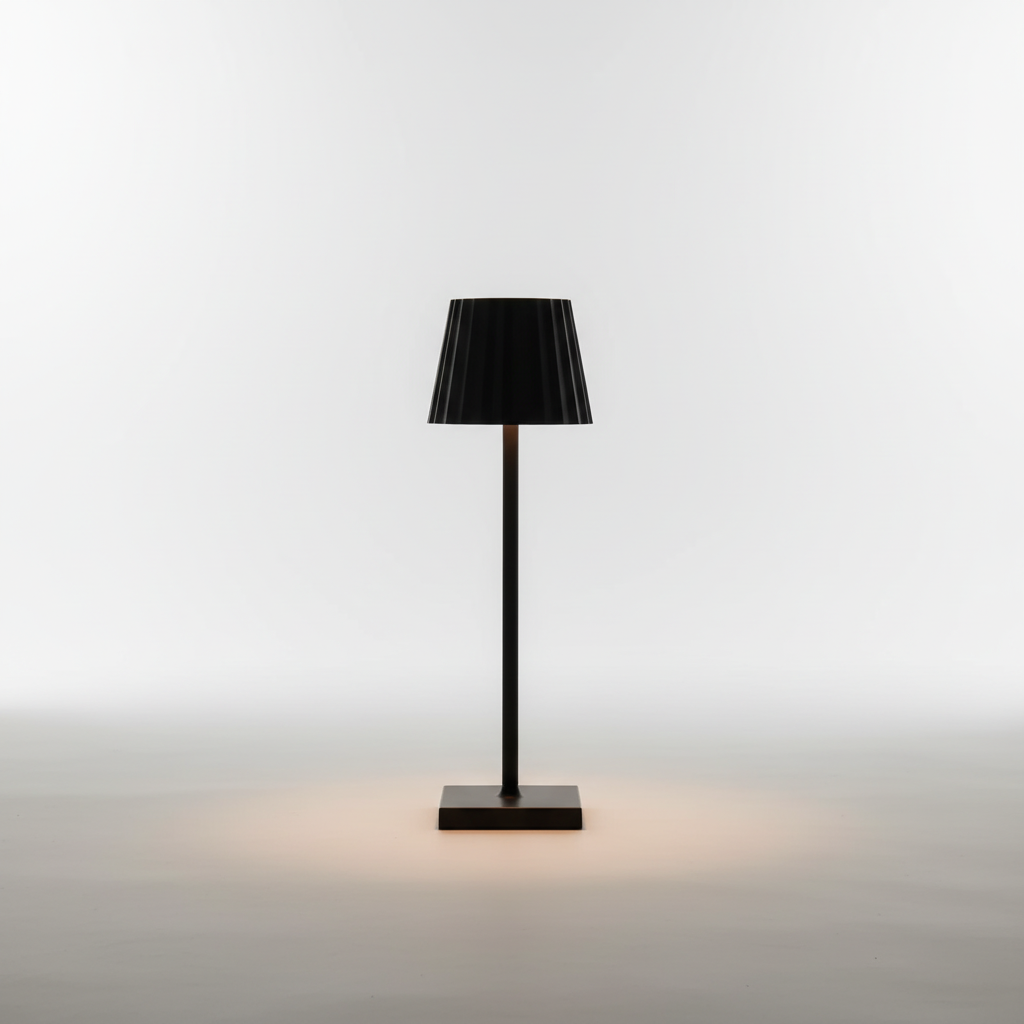 Skandinavische dimmbare LED Tischlampe LumaScandi. Dekorative Beleuchtung für gemütliches Ambiente drinnen & draußen.