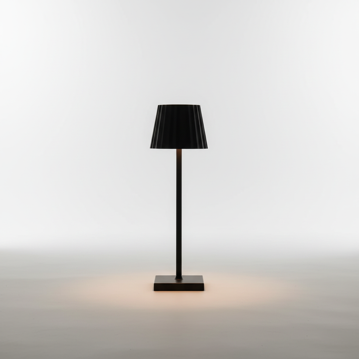 Skandinavische dimmbare LED Tischlampe LumaScandi. Dekorative Beleuchtung für gemütliches Ambiente drinnen & draußen.