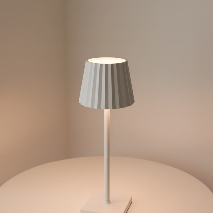 Elegante kabellose LED Tischlampe aus Aluminium in Schwarz oder Weiß. USB-aufladbar für flexibles Licht.