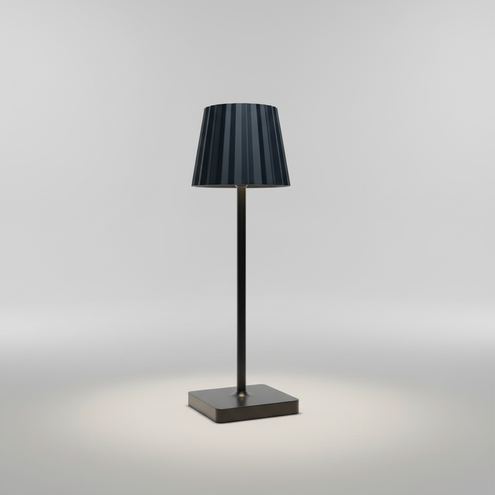 Tragbare LED Tischlampe LumaScandi. Schafft warmes Licht auf Terrasse, Balkon oder im Wohnzimmer. Dimmbar.