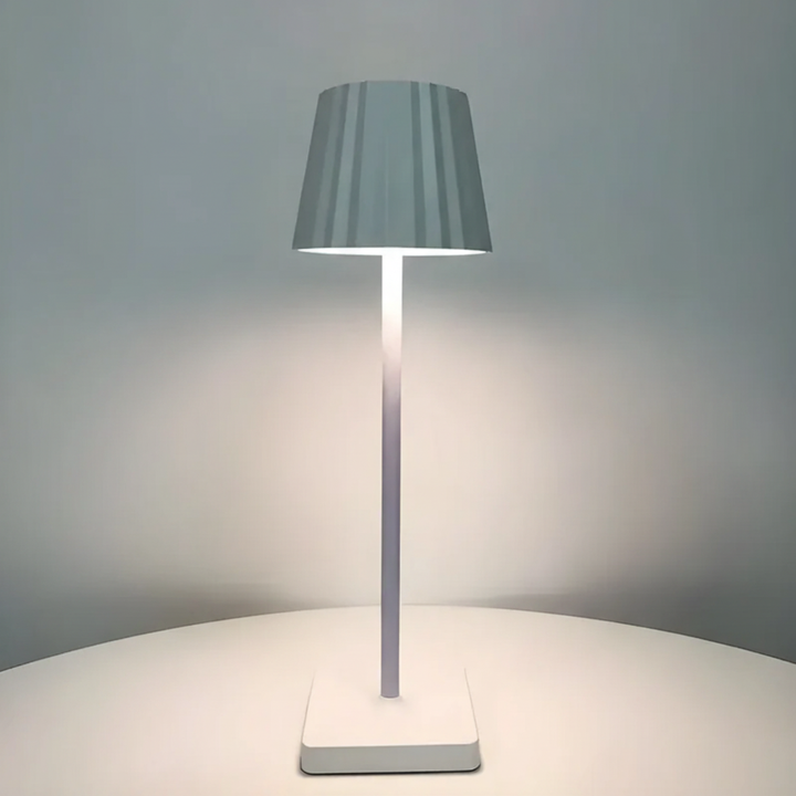 Zeitlose LED Tischlampe LumaScandi in Schwarz/Weiß. Ideal für Esstisch, Garten oder gemütliche Leseecken.