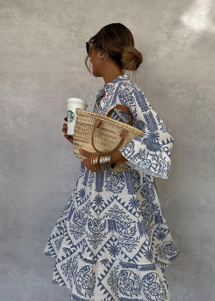 Luftiges blaues Damen Sommerkleid im Boho-Stil mit langen Glockenärmeln, ideal für Freizeit & warme Tage.