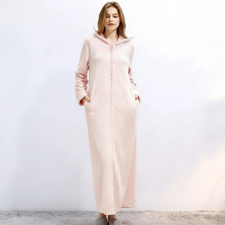 Weicher Unisex Kapuzenbademantel HugGown. Dein gemütlicher Begleiter für entspannte Stunden daheim.