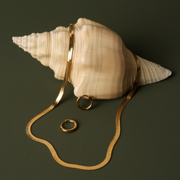 Produktbild: Gold Herringbone Choker Halskette, wasserfest & schweißfest, aus Edelstahl.