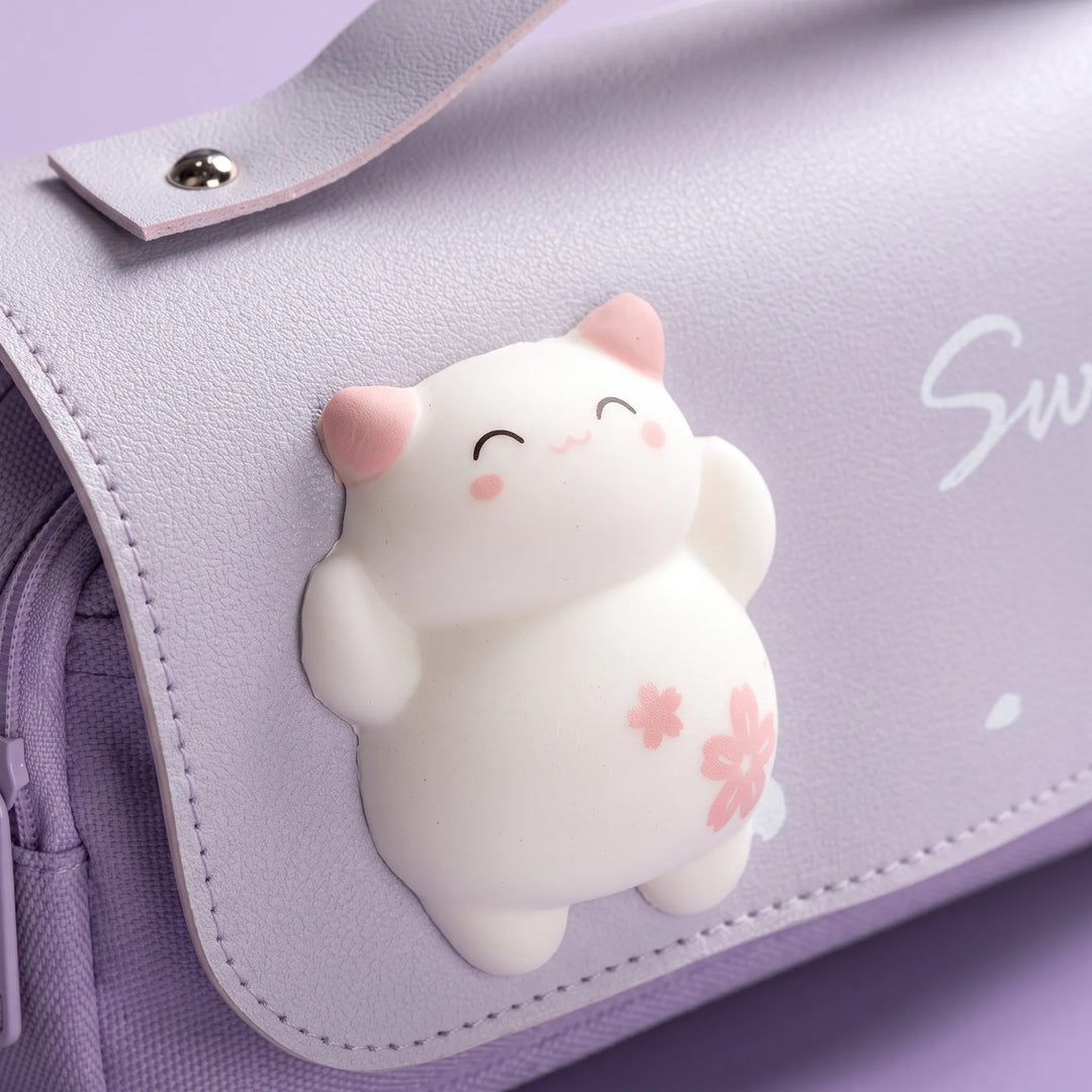 Geräumiges Kawaii Federmäppchen mit zwei Fächern und Doppelreißverschluss, ideal für Schulanfang & Stifteaufbewahrung.