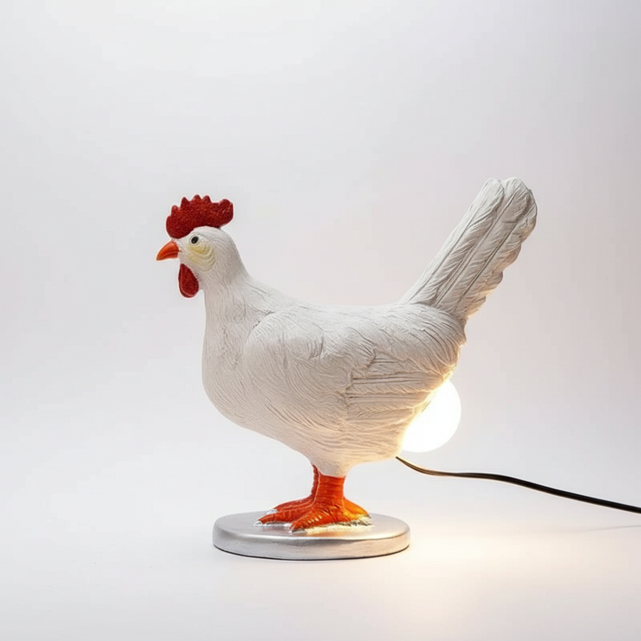 Detailaufnahme der Keramik Hühnerleuchte mit warmweißem LED-Licht, ideale Dekoration und Geschenkidee für Ostern.