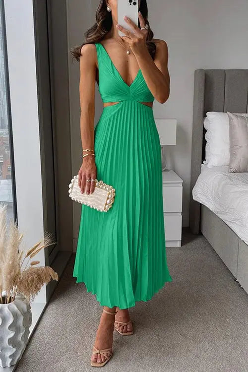 Fließendes elegantes Damen Plisseekleid, schickes Outfit für festliche Abende.