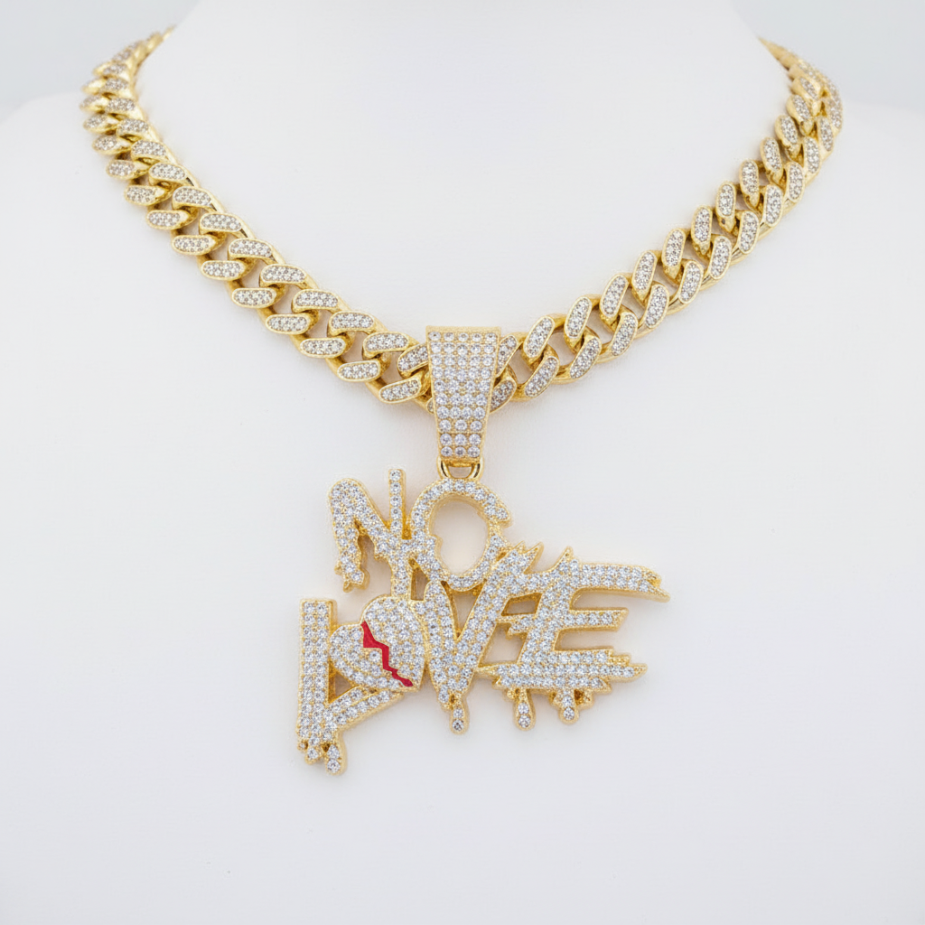 Unisex Hip-Hop Kette mit Strass-Anhänger, als stilvolles urbanes Accessoire getragen.