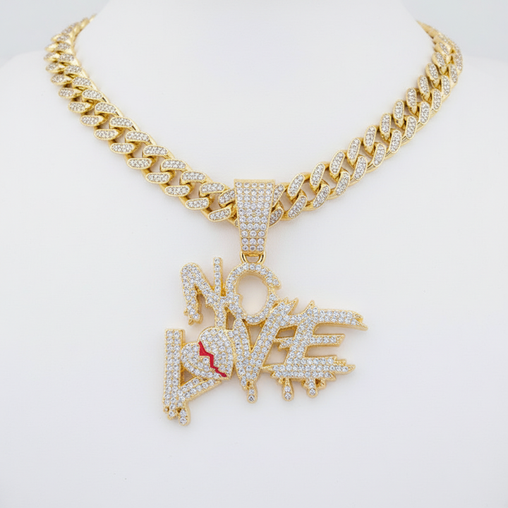 Unisex Hip-Hop Kette mit Strass-Anhänger, als stilvolles urbanes Accessoire getragen.