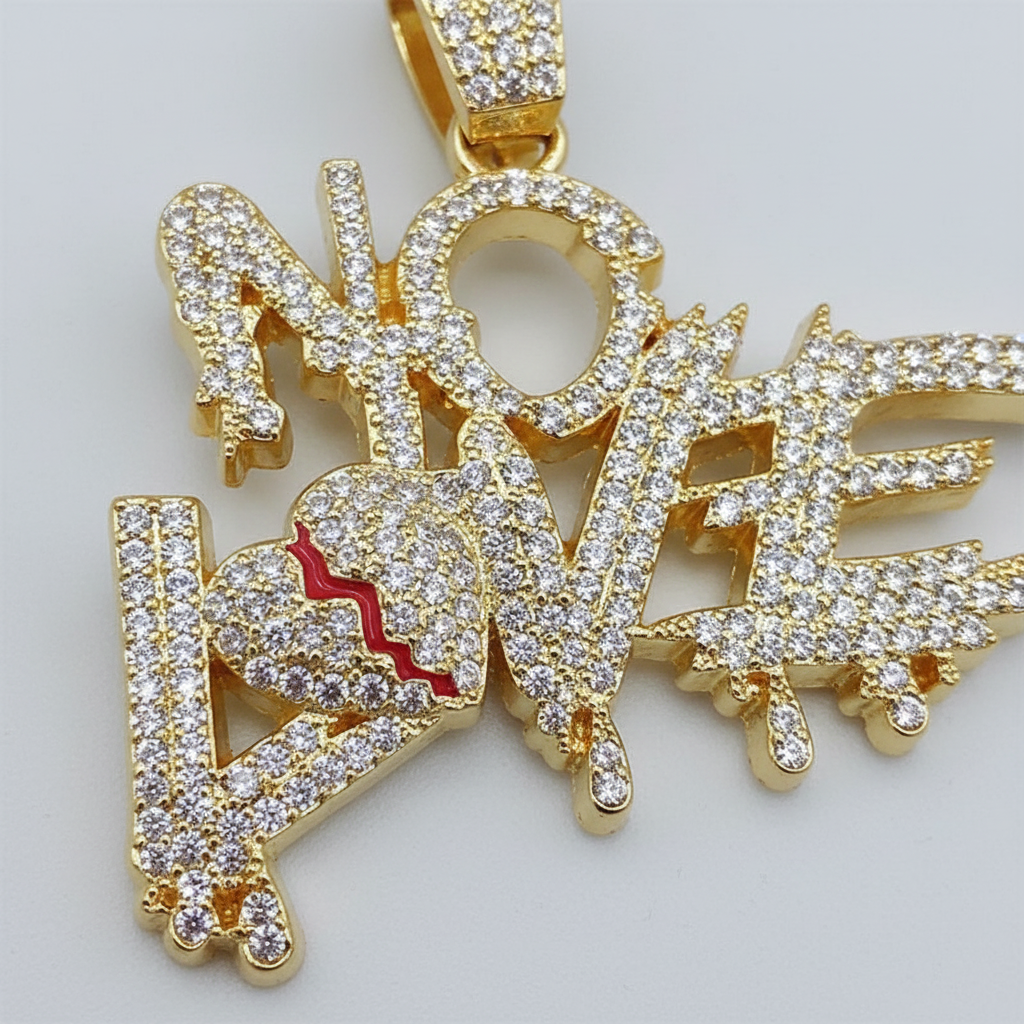 Silberne Hip-Hop Halskette mit glänzendem Strass-Anhänger, urbaner Statement-Schmuck.