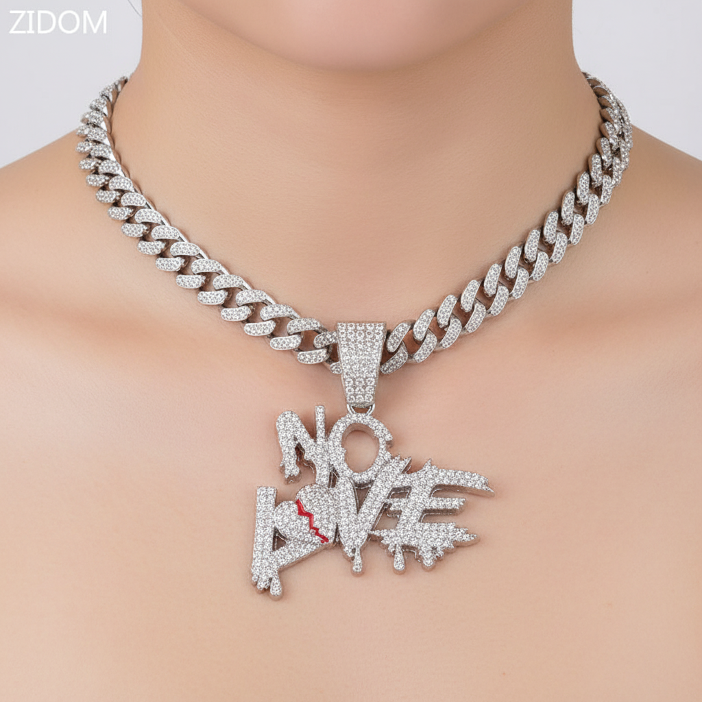 Nahaufnahme des glitzernden Strass-Anhängers an einer robusten Hip-Hop Kette, Unisex Modeschmuck.