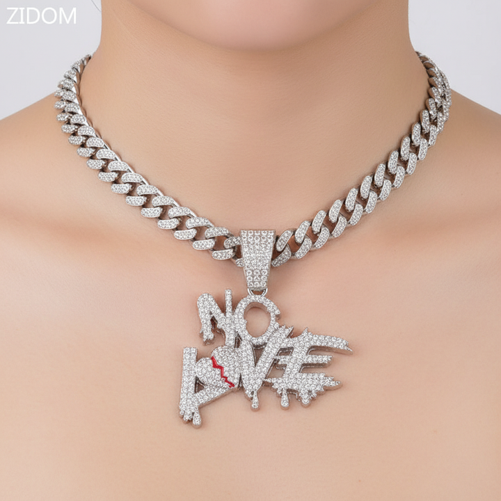 Nahaufnahme des glitzernden Strass-Anhängers an einer robusten Hip-Hop Kette, Unisex Modeschmuck.