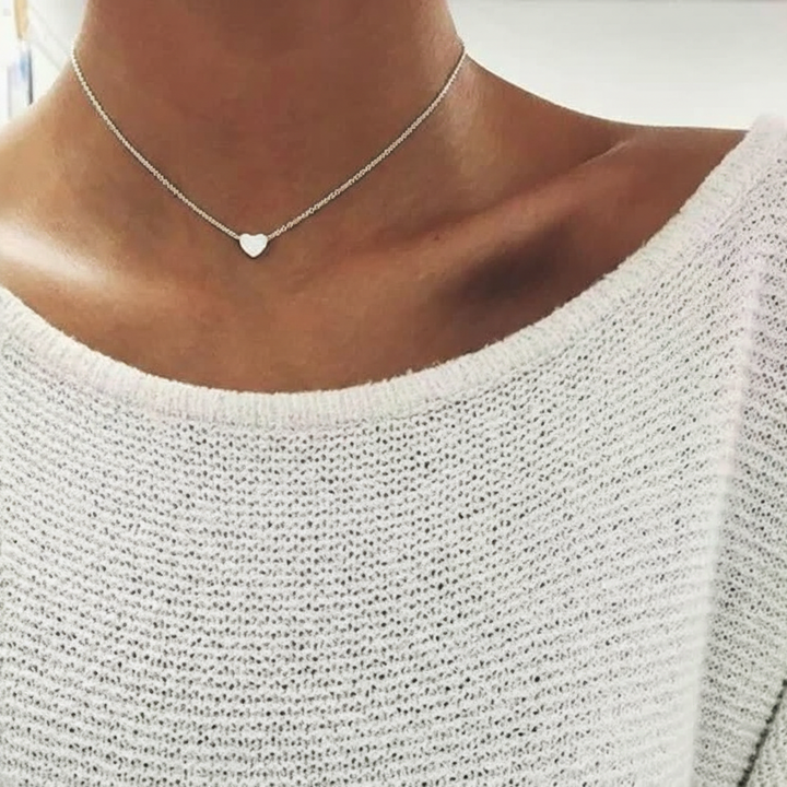 Damen Herzkette: Elegante Halskette mit glänzendem Herzanhänger aus Gold. Perfektes Geschenk.