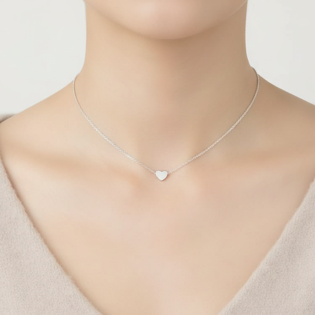 Elegante Herzkette für Damen, zeitloser Schmuck mit detailliertem Herzanhänger. Ideales Geschenk.