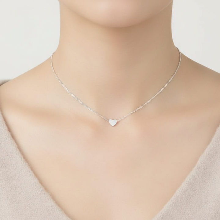 Elegante Herzkette für Damen, zeitloser Schmuck mit detailliertem Herzanhänger. Ideales Geschenk.