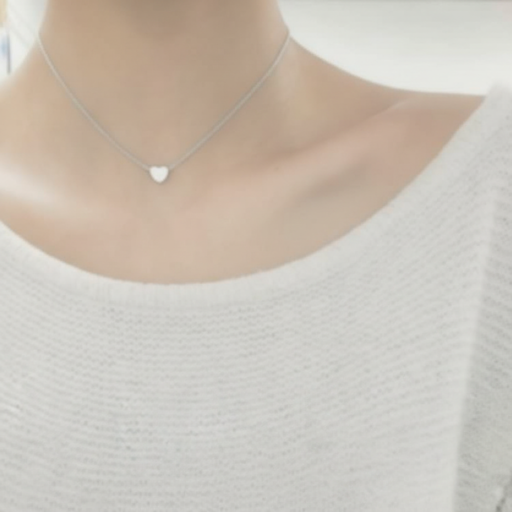 Glänzende Silberkette für Damen mit filigranem Herz-Anhänger, edles Accessoire für jeden Anlass.