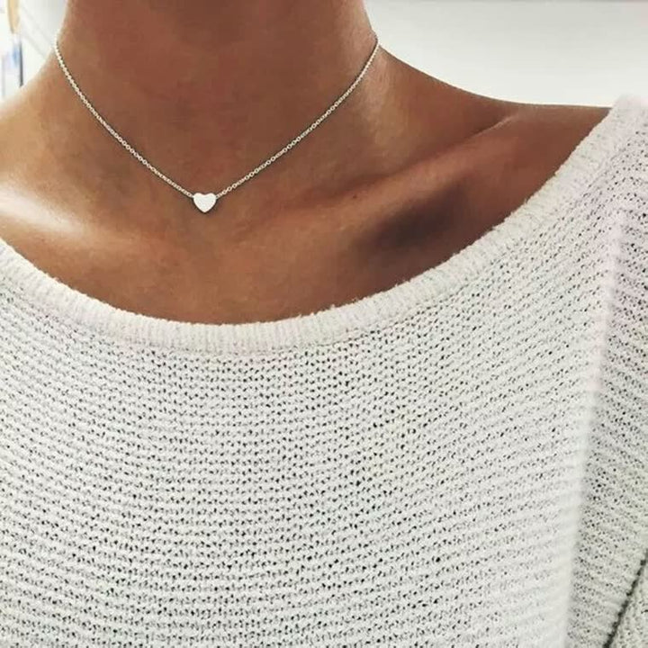 Moderne Goldkette für Frauen, präsentiert einen stilvollen Herzanhänger. Perfekte Geschenkidee.