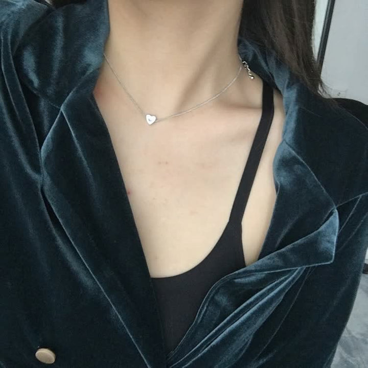 Nahaufnahme der Damen Herzkette, zeigt den glänzenden Herzanhänger und die feine Gliederkette.