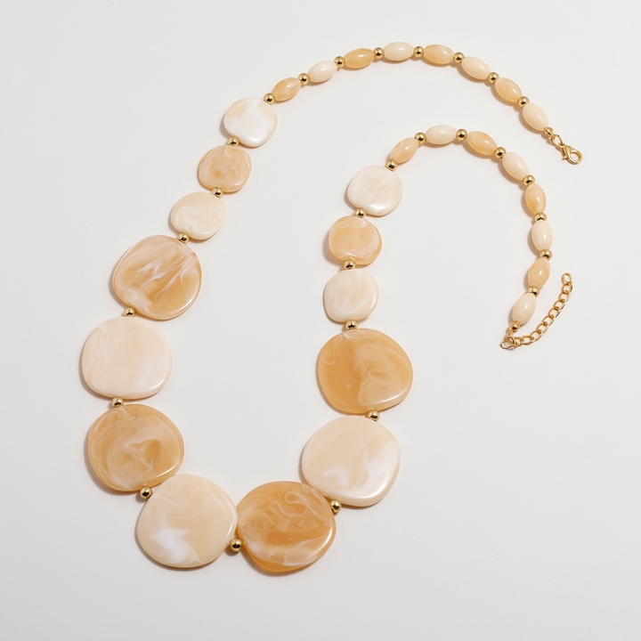 Handgemachte Damen-Kette aus braunen und beigen Holzperlen. Natürliches Boho-Accessoire.