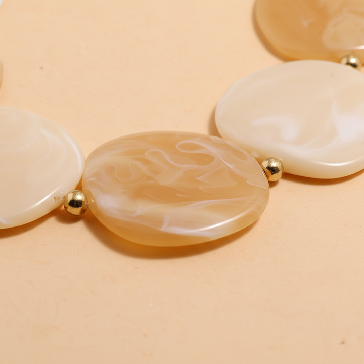 Einzigartige Boho-Halskette für Damen, gefertigt aus nachhaltigen Holzperlen. Modisches Natur-Accessoire.